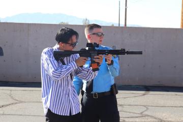 【市内観光】射撃体験の様子の画像