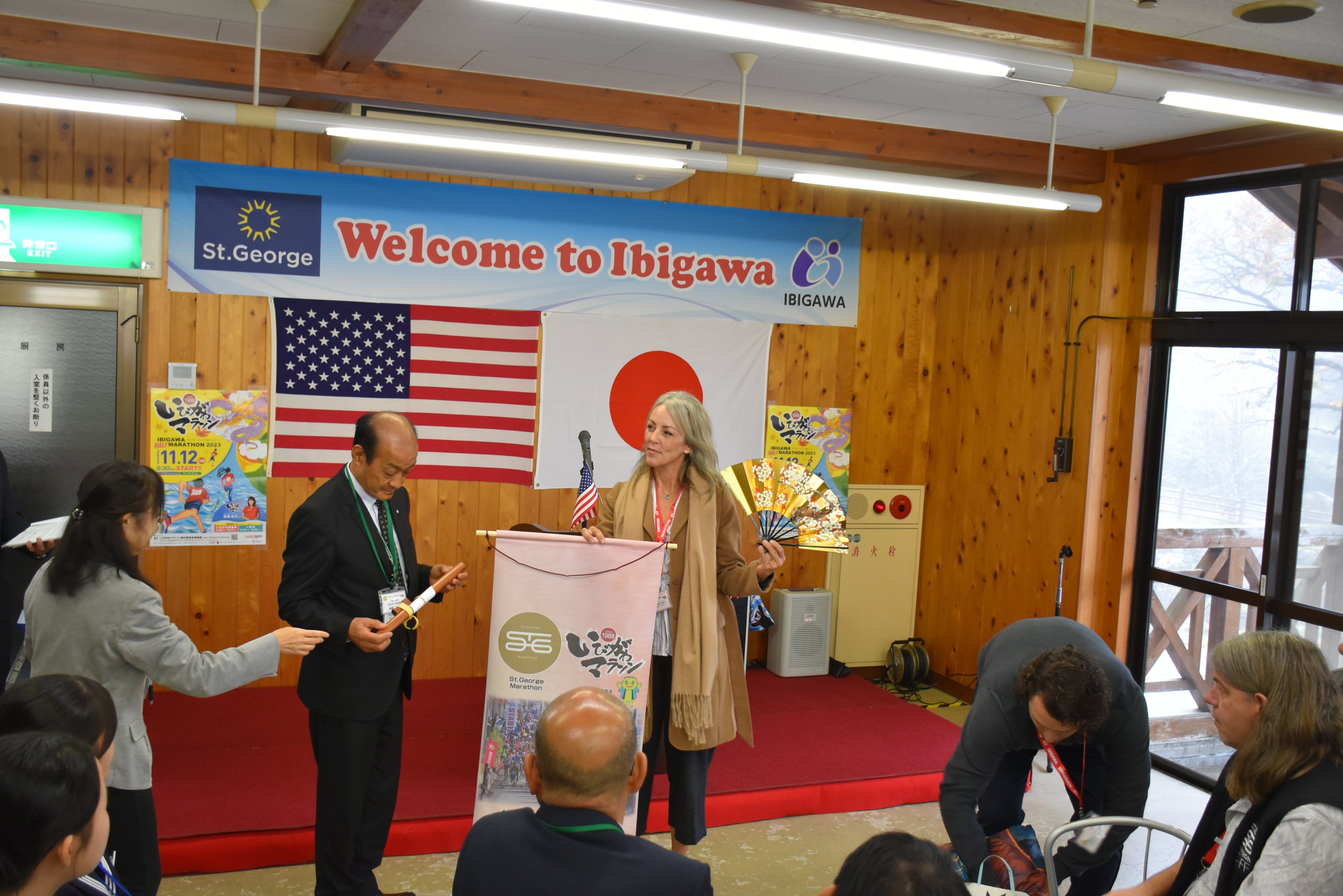 歓迎レセプションの様子（町からのお土産贈呈）