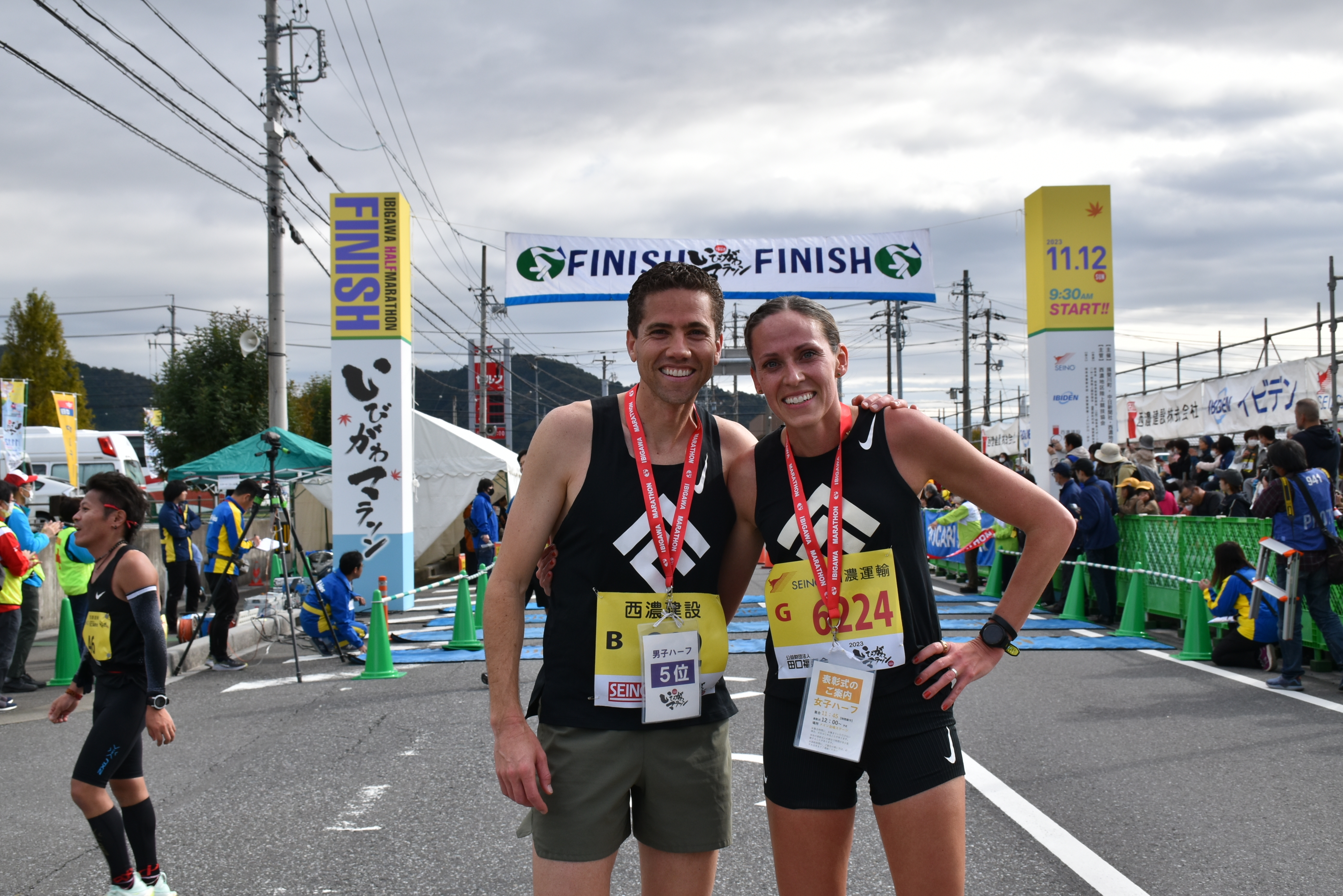 ゴール後のセントジョージ招待ランナーの画像