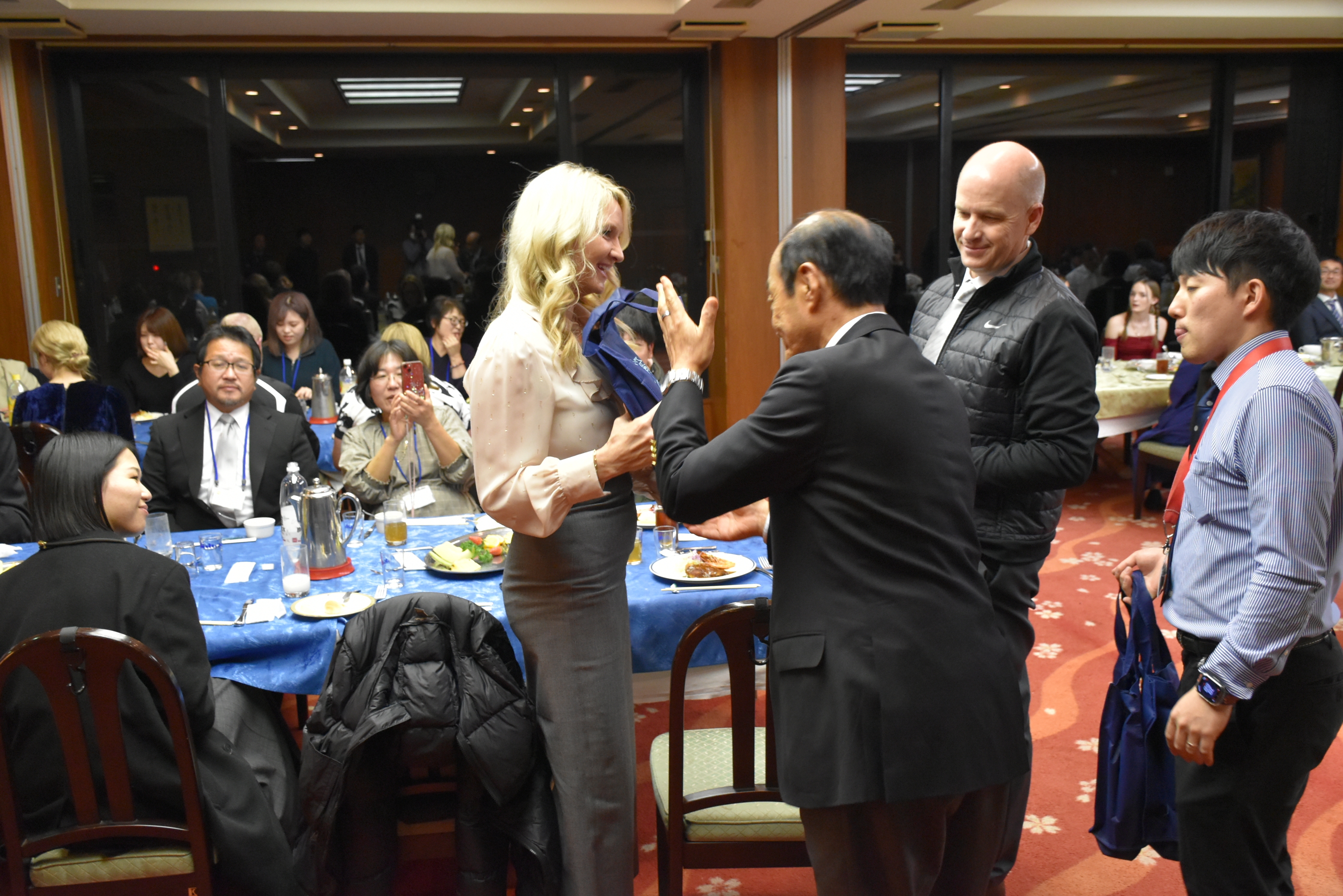 さよならパーティーの様子（町からのお土産贈呈）