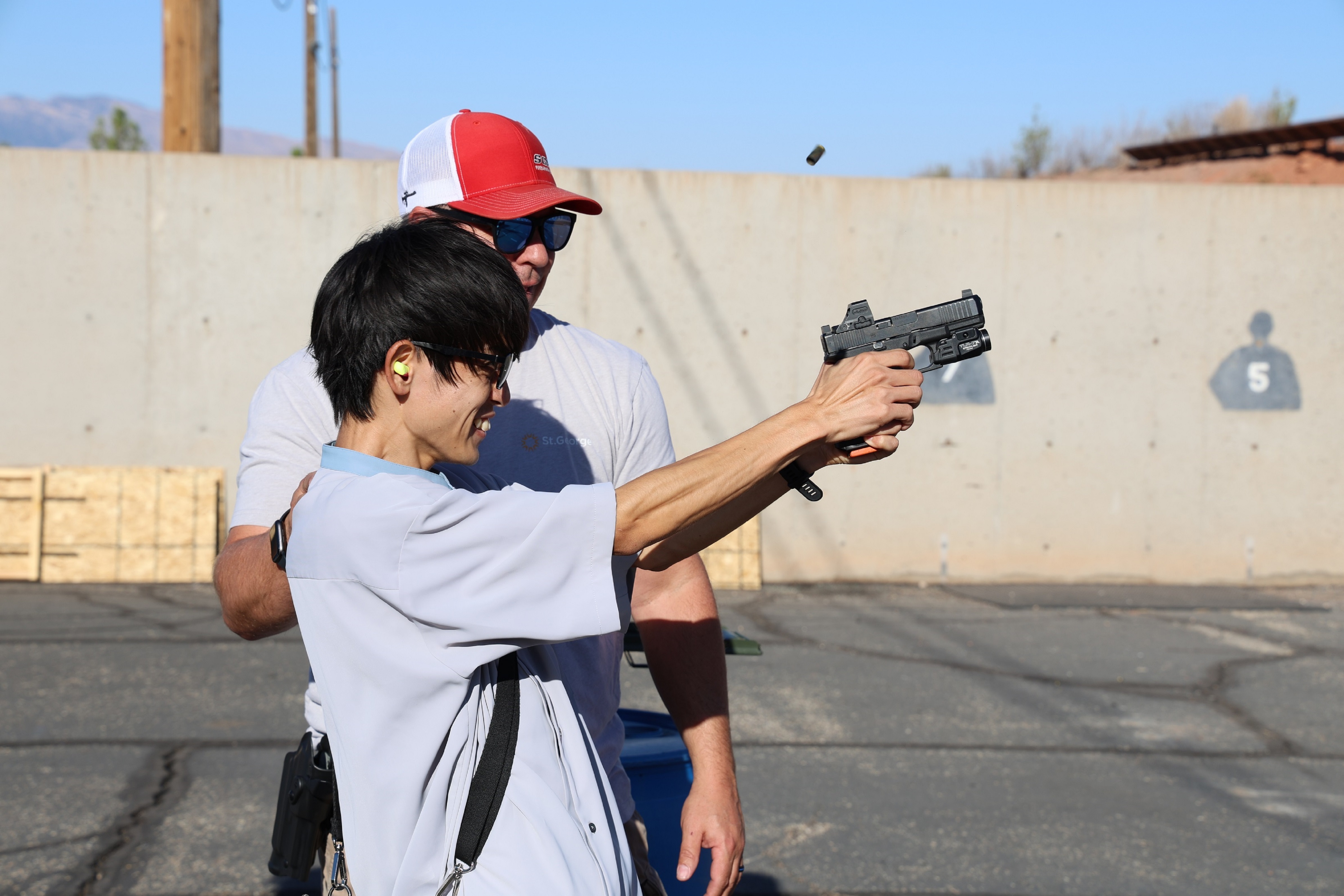 【市内観光】射撃体験の様子の画像