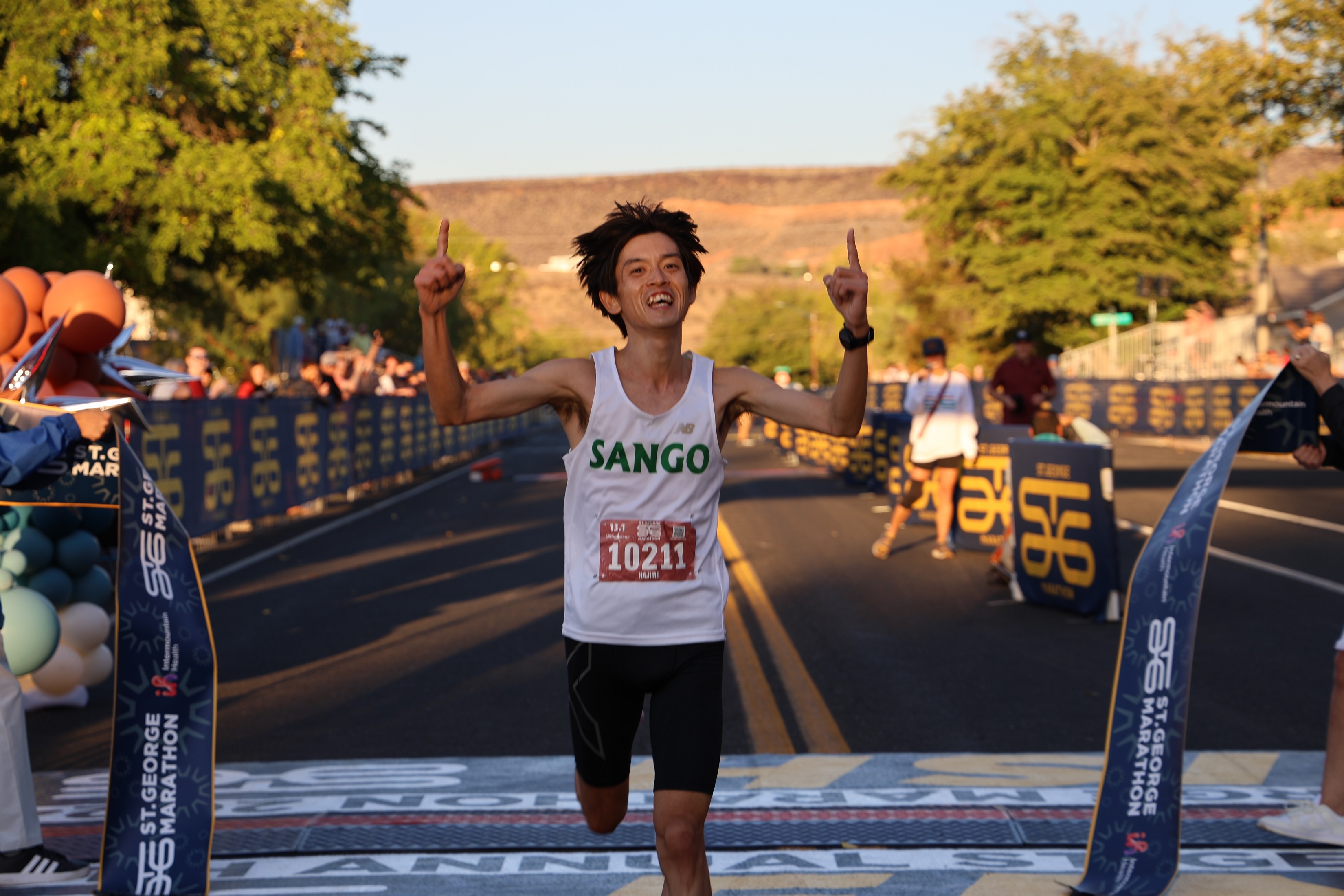 ハーフマラソン総合1位でゴールした酒井さんの画像