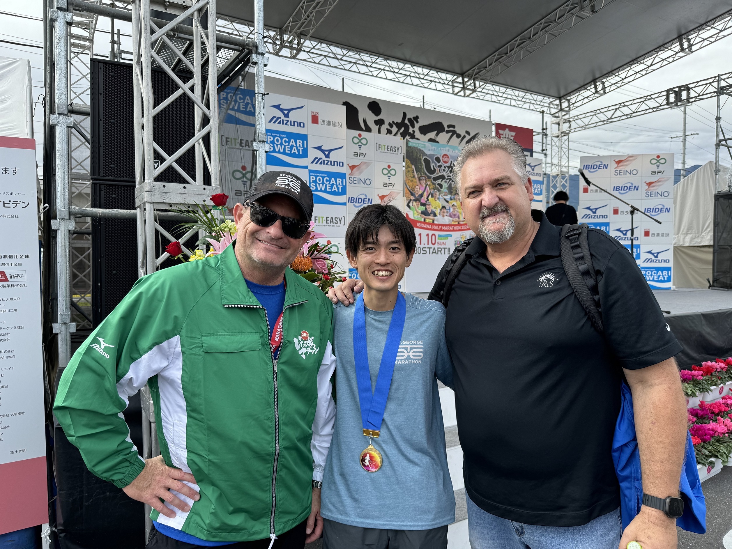 前月にセントジョージマラソンへ派遣されたランナーと再会の様子の画像