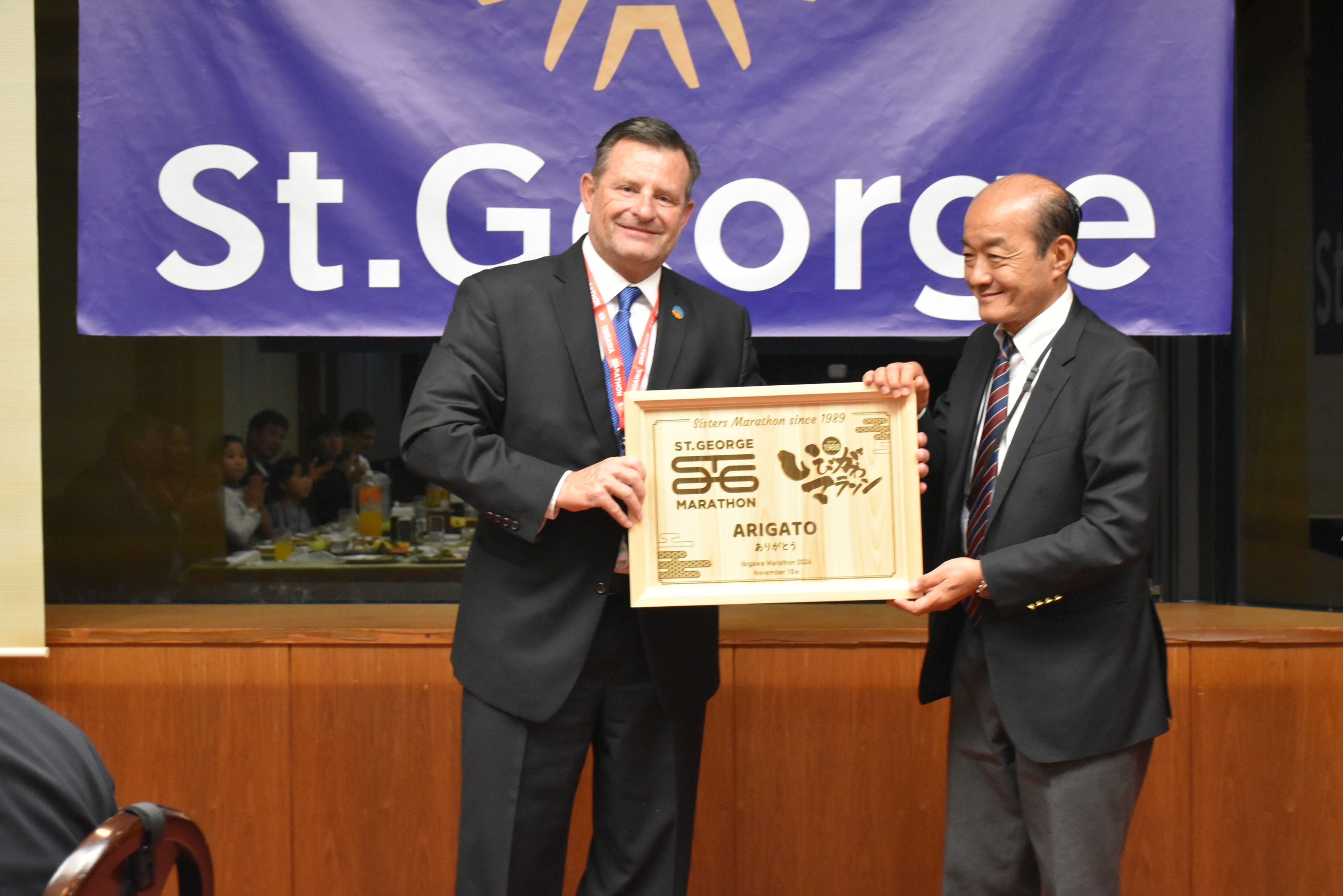 さよならパーティーの様子（町からのお土産贈呈）