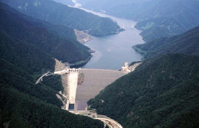 上空から徳山ダムを望むの画像