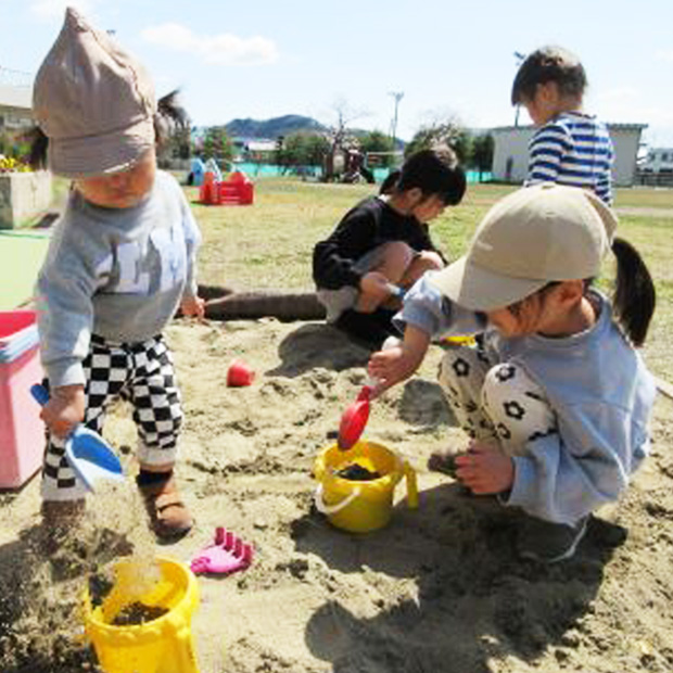 砂場で遊ぶ子どもたちの画像