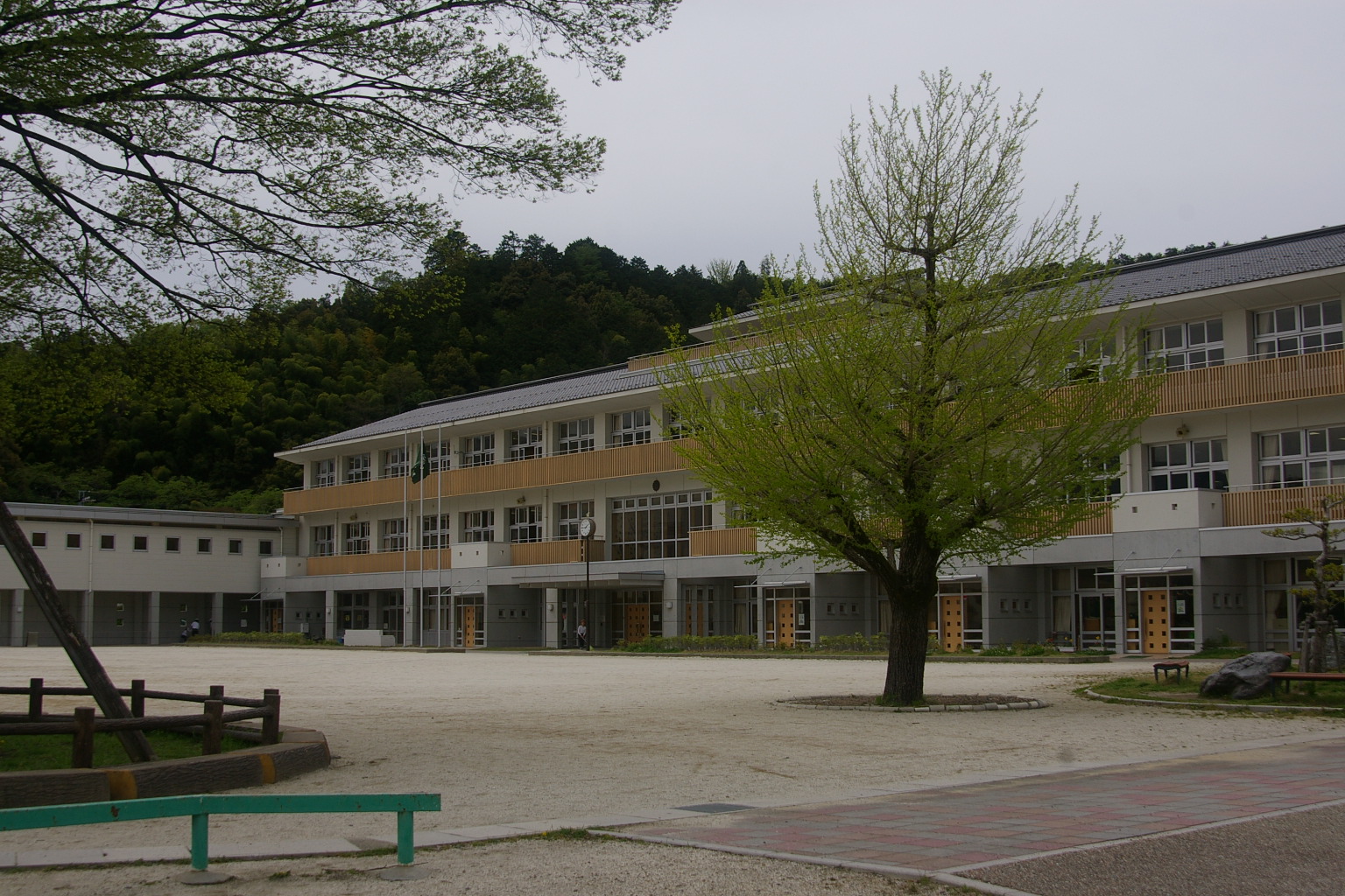 揖斐川町立揖斐小学校のタイトル画像